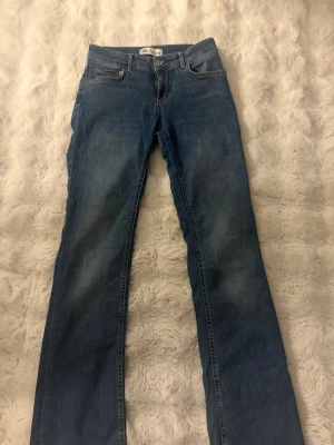 Blå bootcut jeans från Zara - Super fina blåa jeans ifrån Zara i storlek 34!💗 I passformen är de botcut och ganska lågmidjade. Bara använda några gånger då jag har flera liknande!💗💗