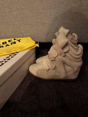 Isabell Marant skor i färg ecru - Hejjj, säljer dessa isabell Marant skor i färgen ecru som är köpta på isabell Marants hemsida för ca 5700, kvitto kan skickas vid intresse. Skorna är i storlek 37 och är i stort sätt nytt skick(Bara testade inomhus). Skriv vid minsta fundering eller liknande. Priset är inte fast så pruta på❤️❤️