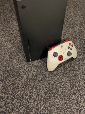 Xbox Series X + PDP handkontroll - Xbox Series X. Använd i cirka 1 år och fungerar utan problem. Konsolen är väl omhändertagen och ren. Handkontrollen är från PDP och har extra knappar på baksidan, vilket gör den mycket bra för gaming, speciellt FPS-spel.