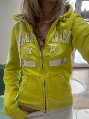 Abercrombie & fitch zip  - En zip från Abercrombie & fitch i storlek M. Jag fraktar inom 24h, frakt med PostNord prioriteras. Se liknande plagg i min profil!