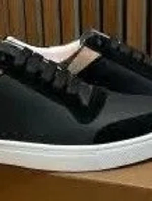 Burberry svart-rutig sneaker - Snygga sneakers från Burberry med svart läder framtill och klassiskt beige, rött och svart rutmönster på sidan. Skorna har svarta snören och vit sula. Perfekt för dig som vill ha en stilren men ändå unik look.