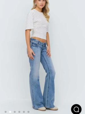 Low wais halft baggy jeans  - Säljer dessa jättesnygga oanvända jeans från Gina Tricot. Supersnygga bakfickor och snygg passform. Säljer för att jag har för många liknade jeans. Skriv vid frågor om passform, pris eller annat!!🩷🩷 tryck helst inte köp nu innan att skriva innan 😋😋