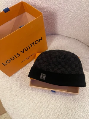 Louis Vuitton Mössa Herr ÄKTA - LV mössa herr ONE SIZE i mycket bra skick, använd fåtal gånger, köpt från LV butiken i Sthlm, kvitto finns. All tillbehör följer med 