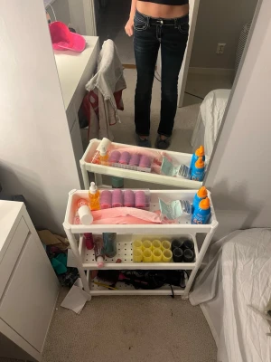 Mörkblå bootcut jeans - Säljer ett par mörkblå bootcut jeans med vita detaljer på sidorna. Det finns 2 små fläckar fram och bak som knappt syns. Köpte dessa för 400 kr och säljer de för att kunna köpa ett par andra. Jag är runt 170 lång och dessa passar jätte bra på mig💕