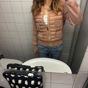 Moncler cardigan  - Intressekoll på min fina rosa moncler cardigan köpt för ca 1,5 år sen men som nyskick💖den e slutsåld ock denna färgen säljs inte lägre! Nypris 10500(har skälvklart kvitto oxh box till) den enda defekten är en pytteliten hål vid armbågen