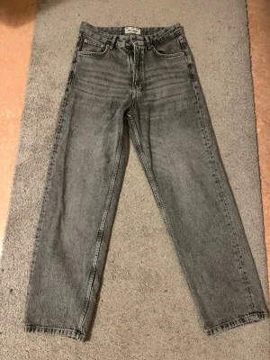 Grå jeans byxor - Jag köpte fel storlek därför ska jag sälja byxorna den är i  bra skick, det är relaxed straight fit storlek EU 36 priset kan diskuteras lite!