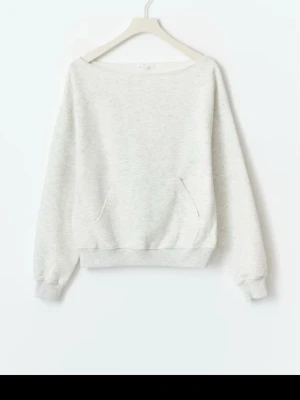 Ljusgrå sweatshirt utan huva - En enkel och stilren ljusgrå sweatshirt med rund halsringning och magficka. Tröjan har ribbade muddar vid ärmslut och nederkant. Perfekt för en avslappnad look och passar till det mesta. Materialet känns mjukt och bekvämt.