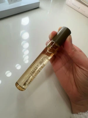 Rituals Vanilla Aura Perfume Oil 15ml - En elegant parfymolja från Rituals i doften Vanilla Aura. Helt ny endast använd 1 gång!!! Helt slutsåld på hemsidan köpt för 219kr men säljer för 180kr🤍