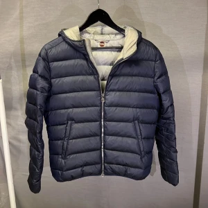Colmar jacka navy S - Supernsygg vinterjacka från colmar! Size 46 motsvarar S. Funkar för både kille o tjej!  Modellen är  179 sitter bra något liten! Skick 8/10 begagnad men bra skick. Nypris ca 4000kr!  Självklart äkta! Hör av dig vid minsta fundering🤩