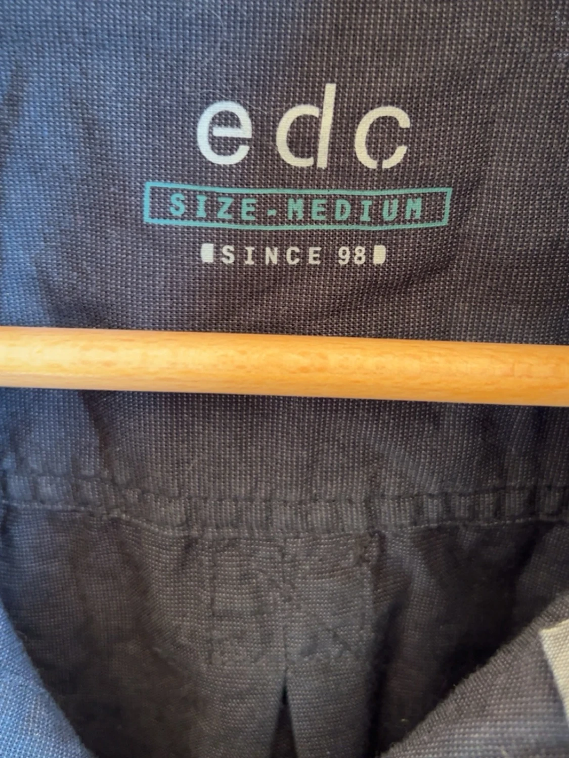 Mörkblå skjorta med knappar - 3