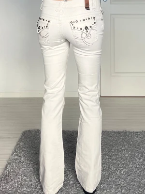 Jeans - Midjemått: 36cm rakt över, innerbenslängd: 79cm 💗