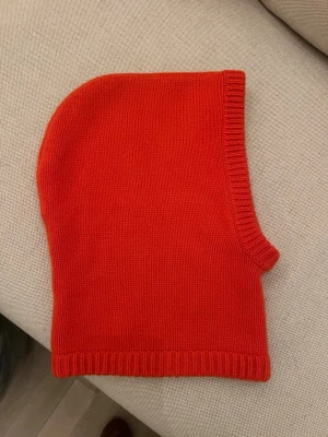 Soft Goat Balaklava - Oanvänd Soft Goat balaklava i 100% Kashmir. Inga noppror eller defekter. Så fin orange/röd färg❤️