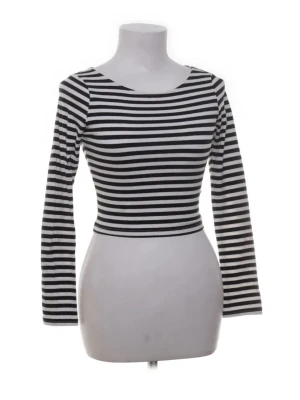 Randig långärmad topp - Snygg svartvit randig topp med långa ärmar och rund halsringning. Perfekt för att styla med jeans eller kjol. Tunn och stretchig kvalitet som sitter tight mot kroppen.