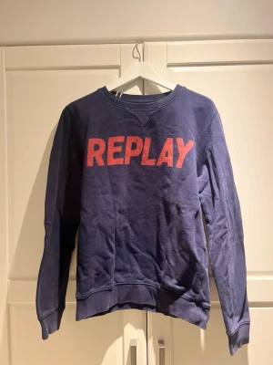 Blå hoddie från Replay  - Tjenare säljer denna replay hoodie i färgen mörkblå med röd text på bröstet den är i storlek M men ganska liten i storleken. Den är använd i ca ett halvår nu är sugen på något nytt så om någon vill byta så är jag intresserad.  Jag är 170 och väger cirka 55 kg 