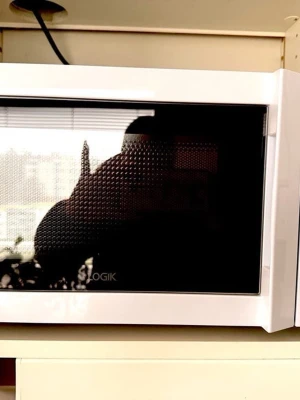 Vit mikrovågsugn från Logik - Säljer en vit mikrovågsugn från Logik med klassisk design. Luckan har ett svart fönster och insidan är utrustad med en roterande glastallrik. Perfekt för att snabbt värma mat eller dryck. Passar bra i köket eller studentrummet.