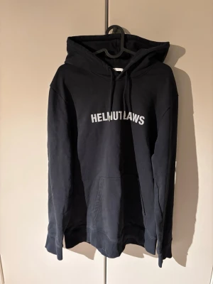 Helmut Lang hoodie - Säljer denna snygga Helmut Lang hoodie, väldigt bra skick inga defekter, storlek M, priset går att diskutera vid snabb affär