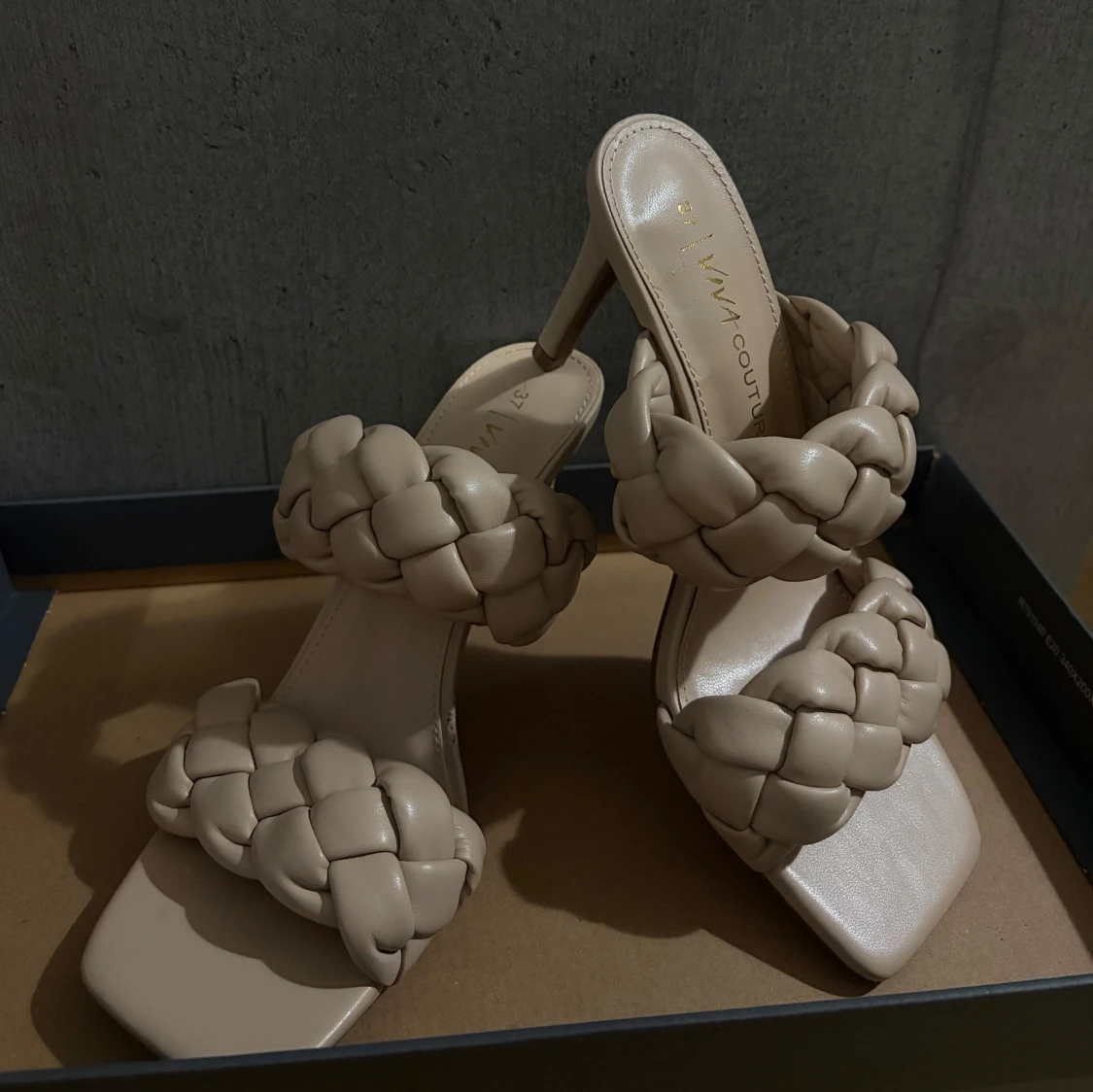 Beige flätade klackar