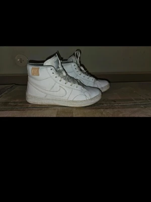 Nike - Nikeskor i väldigt fint skick! Endast lite smutsiga. Storlek 36.  Jag har 35/36 men lite för trånga för mina fötter, därav säljes dessa. Använd max 20 gånger och har endast legat i en garderob senaste åren.