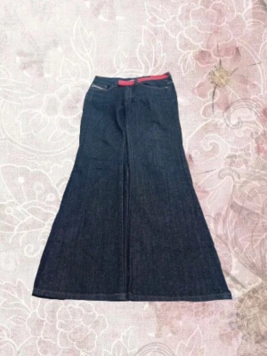 Diesel bootcut jeans med röd detalj - Jättefina och unika mörkblå jeans från Diesel med utsvängda ben och en snygg röd detalj i den låga midjan, för små för mig men så söta! knappt använda!