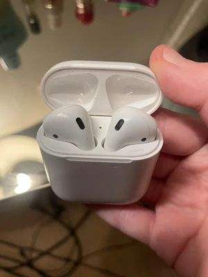 Airpods  - Säljer mina AirPods då dom bara ligger i en låda medans jag har ett annat par som kommer mer till användning ❤️ 