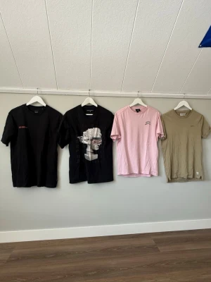 Fyra t-shirts i olika färger - Säljer fyra snygga t-shirts i svart, rosa och grön. Se sista bild för märke och storlek.