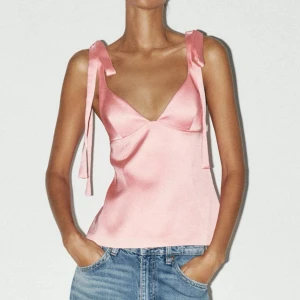 Rosa Zara satinlinne  - Supersött rosa linne i satin från Zara, Stl XS, aldrig använd lapparna kvar!