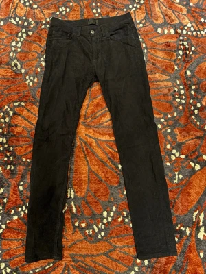 Acne jeans / manchesterbyxor svarta 30/32 - Svarta jeans/manchesterbyxor från acne studios. Modellen är Acne ACE NAVY CORD. Storlek 30/32. Sparsamt använda skick 9/10. Tveka inte att höra av er vid frågor! 