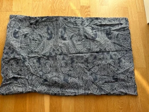 Örngott 50X77cm - Ett vackert örngott med ett intrikat paisley-mönster i en dämpad färgskala. 50X77cm  80% bomull 20% viscose  Queen size  Knappt använd, bra skick