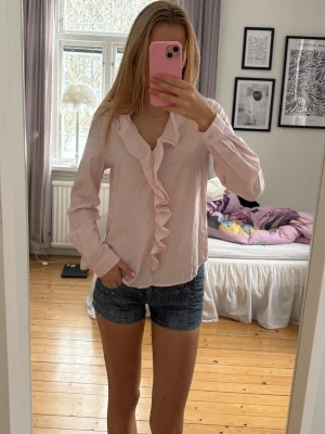 Ljusrosa blus med volang - Söt ljusrosa blus med volanger💕 storlek xs från Anna Field i fint skick💕