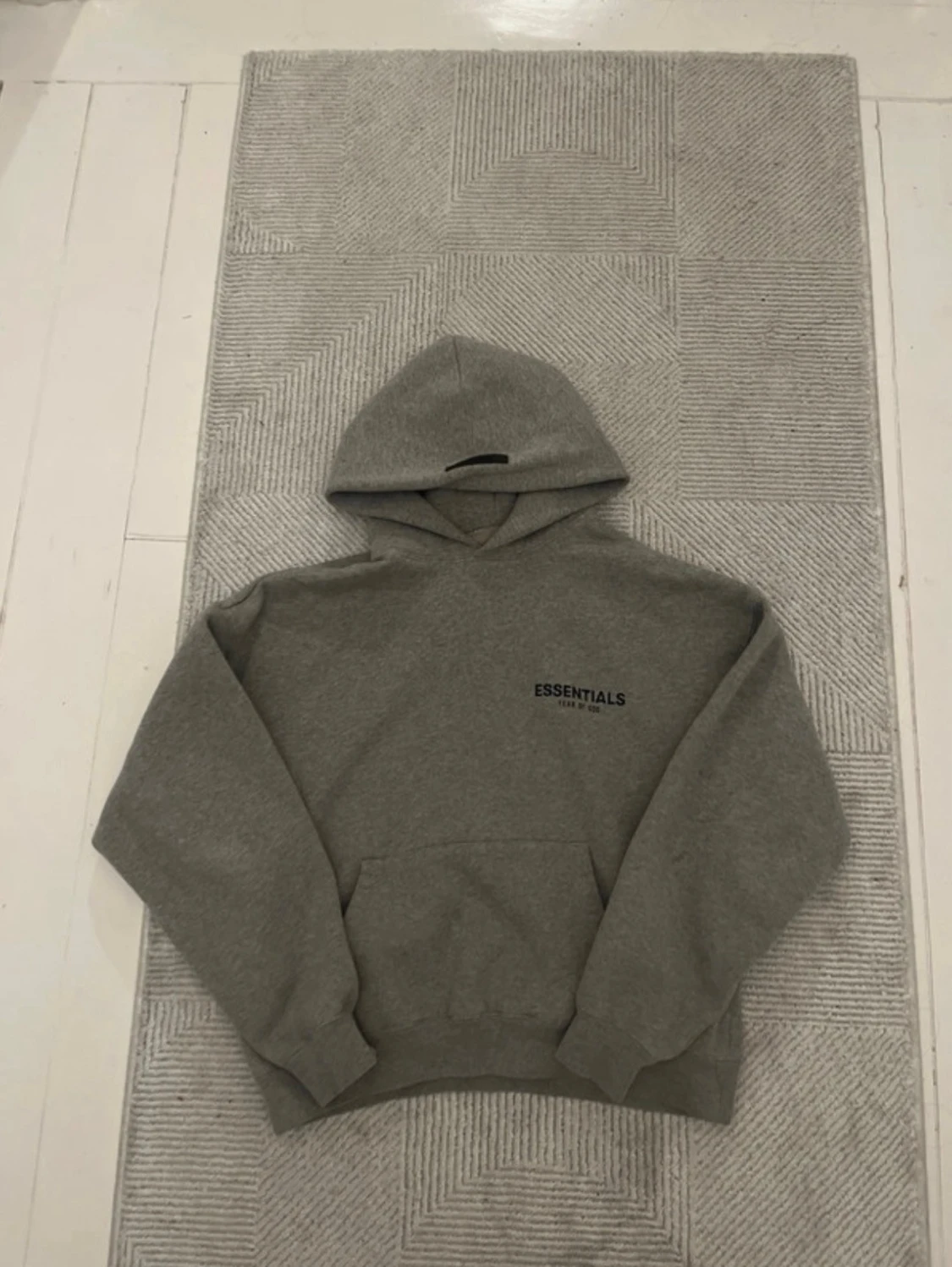 Grå Essentials hoodie med huva