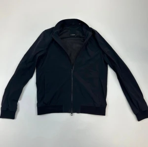 J.Lindberg jacka - Hej! Säljer nu denna skit snygga jackan från j.lindberg. Perfekt nu för våren och funkar även under vintertider! Vid minsta lilla fundering är de bara att höra av sig!