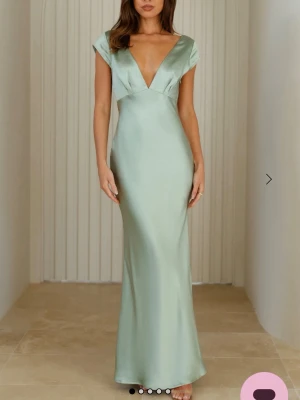 Ljusgrön balklänning - Säljer denhär superfina balklänningen från Hello molly! Köpt begagnad av en tjej som använde den förra året, den är i S men insydd till Xs. Den har defekter som tyder på användning som va när jag köpte den, tex tråddragningar vid ryggen, men inte som egentligen synns vid användning💞 säljer då den inte passa mig🥰