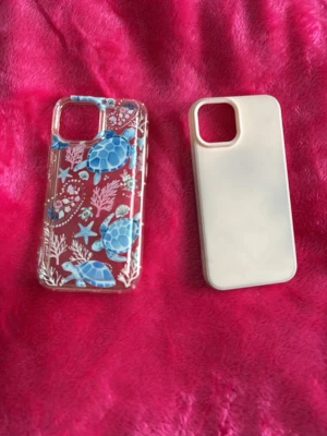 Två mobilska för iPhone 12 mini  - Säljer två mobilskal till iPhone 12 mini! 20kr för båda! Ett är genomskinligt med blåa havssköldpaddor, sjöstjärnor och koraller i plast, perfekt för dig som gillar havet. Det andra skalet är enfärgat ljus rosa och har en stilren, matt finish. Dock det rosa skalet har fått lite blå ton på sig av en tröja men det ska gå bort genom att tvätta den! Båda har öppning för kamera och knappar och är i gummi. Anledning till säljning är för att jag inte har iPhone 12 mini längre och använder inte