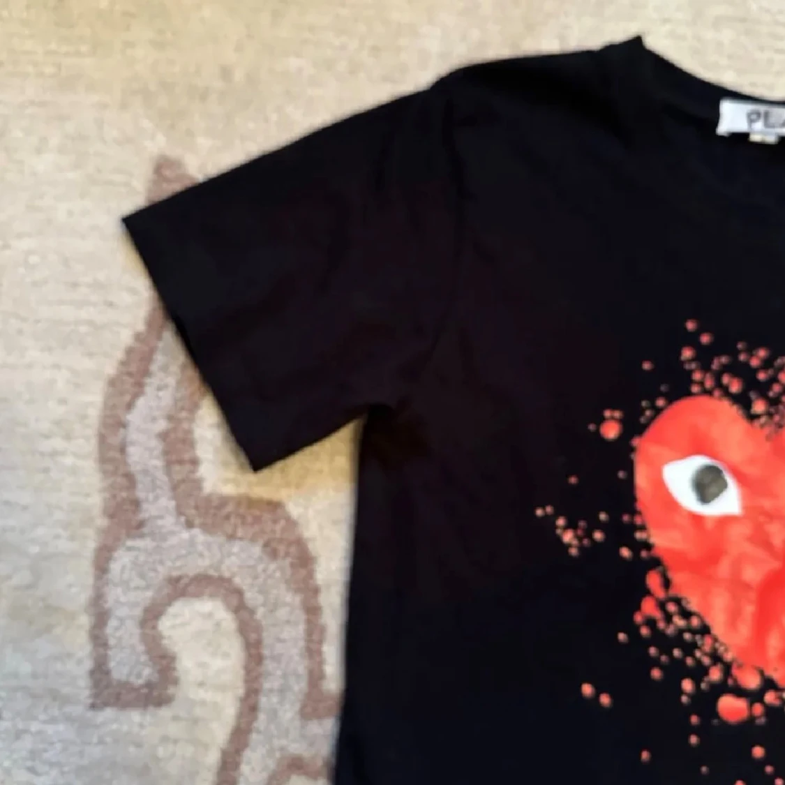 Svart Comme des Garçons PLAY t-shirt - 2