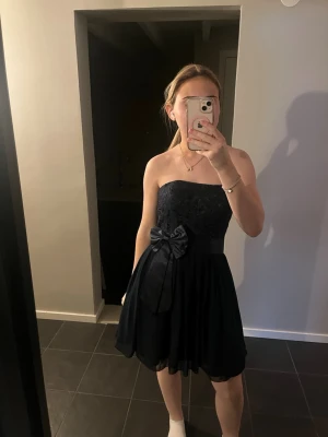 Blå axelbandslös kort klänning med rosett - Snygg blå axelbandslös cocktail klänning  