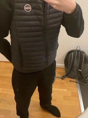 Svart Colmar väst 154/12 y - En snygg svart Colmar väst för endast 650kr snygg och väldigt bra kvalité passar på killar runt 147-157 cm. Riktig och billig, passa på!