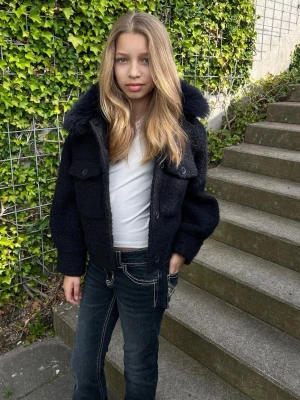 Jacka från Gina Tricot  - Snygg marinblå pälsjacka med stor fluffig krage och två fickor fram. Kragen går att ta av. Pris kan diskuteras 💕