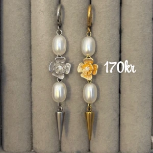 Örhängen med pärlor och blomdetalj - Par .