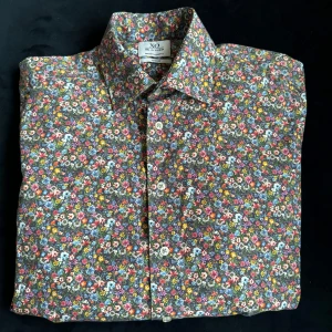Blommig skjorta från XO Sand - Blommig skjorta i slim fit från XO Sand