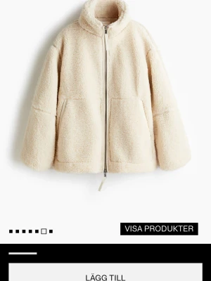 Beige teddyjacka med dragkedja - Mysig teddyjacka i beige med hög krage och rak passform. Jackan har två stora fickor framtill. Materialet är fluffigt och mjukt, Knappt använd!! Storleken var lite för liten för mig💕💕💕 (priset kan diskuteras!!) hör av er vid fler frågor!!