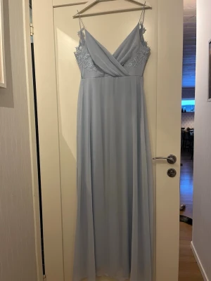 Balklänning - En ljusblå balklänning från Bubbleroom i storlek 36. Endast använd 1 gång så den är i fint skick inga fläckar eller liknande. 