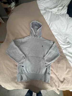 Polo Ralph lauren hoodie - Jävligt fet polo hoodie med riktigt bra passform, den passar någon mellan 165-175cm, otroligt skön också💯🙌🏽 Tveka inte att skriva vid andra funderingar o tankar.✨