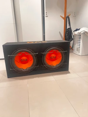 GAS MAD B1-212 – Dubbel 12" baslåda - Använd någon enstaka gång  Säljer min GAS baslåda med dubbla 12" subwoofers. GAS MAD B1-212 – ger riktigt bra tryck och djup bas. Perfekt för dig som vill uppgradera ljudet rejält i bilen! Baslådan fungerar som den ska och spelar högt med bra punch. Utrustad med skyddsgaller över båda basarna och har 4-poligt terminal för flexibel inkoppling. Nypris ca 2500kr 2 x 12" GAS basar Portad låda för extra tryck Skyddsgaller ingår 4-polig terminal – enkel att koppla in Passar de flesta bilar. 