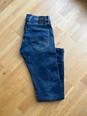 Replay Anbass W28 L32 - Säljer ett par feta slim fit Replay Anbass i mycket bra skick! Kom PM för fler bilder eller andra funderingar!