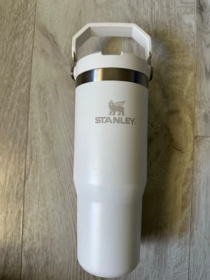 Stanley mugg flaska  - Säljer en vit mugg från Stanley  30oz / 887ml