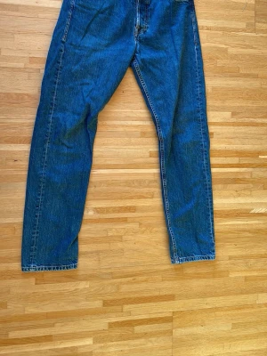 Blåa jeans  - Snygga mörkblåa jeans från Jack & Jones i storlek 28/32.