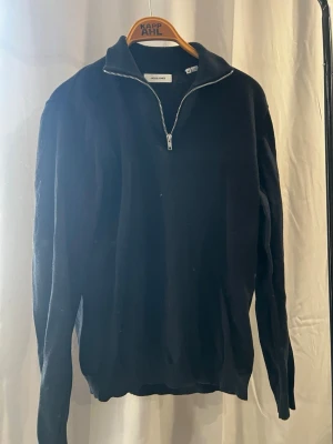 Svart cardigan half zip från Jack & Jones - Svart cardigan half zip från Jack & Jones i storlek M. Sparsamt använd.
