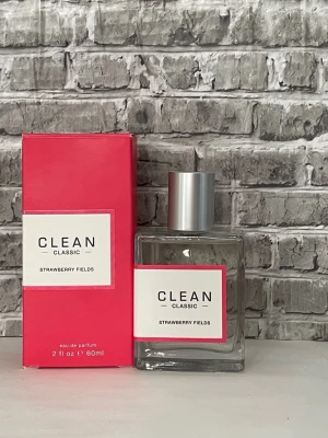 Clean strawberry Fields - Clean classic strawberry Fields 60ml EDP. Endast test sprayad. Se bilder för mängd i flaska, noter och batchkod.  Nypris på cocopanda 582kr för 60ml. 