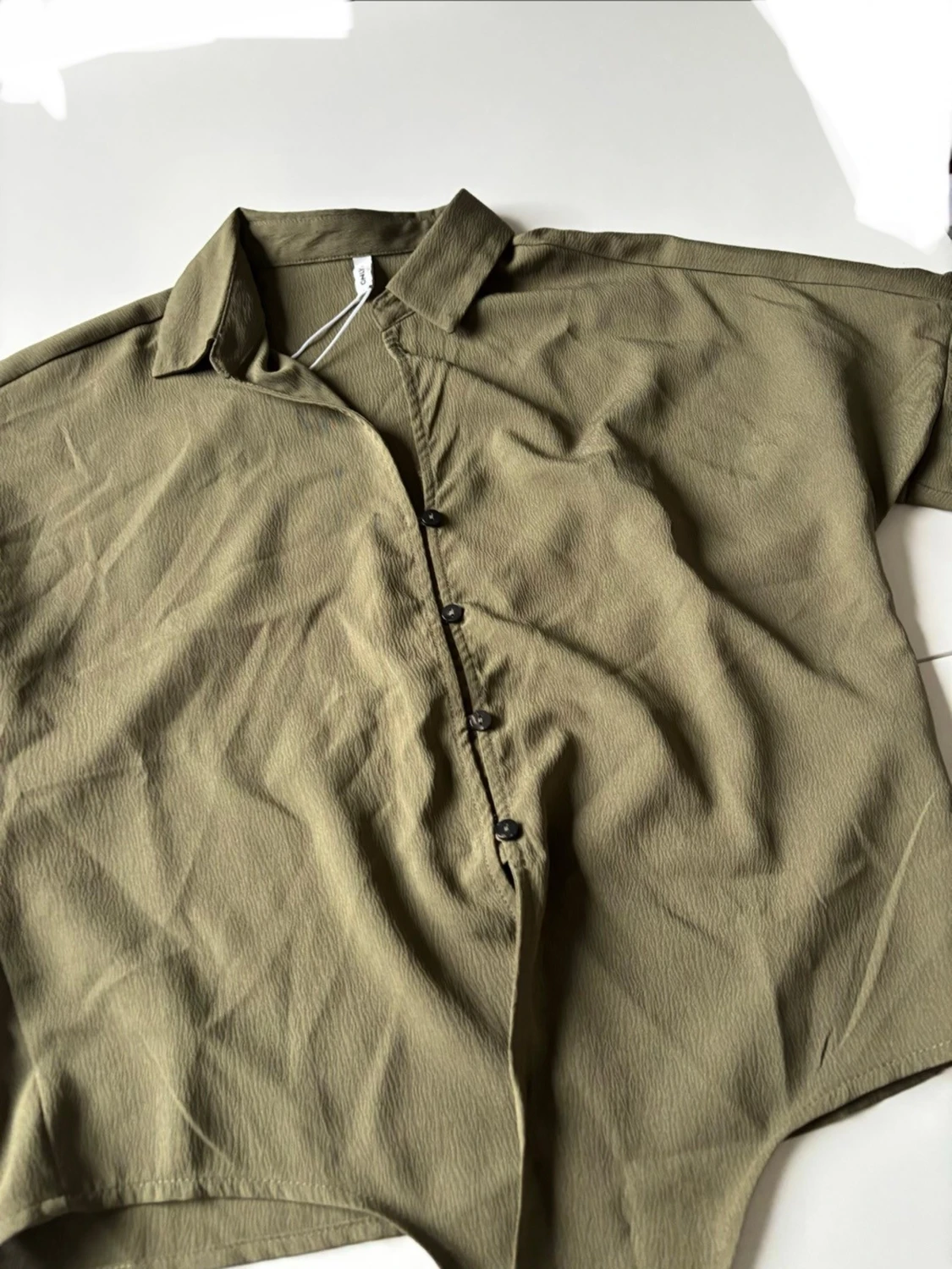 Olivgrön croppad blus med knyt - 3