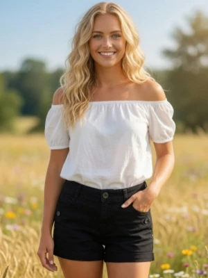 Svarta korta shorts från H&M. Strlk 34 / XS. Har flera fickor. - Svarta korta shorts från H&M. Strlk 34 / XS. Har flera fickor, alla med knapp.  Stängs med dragkedja och knapp. Materia: Lite kraftigare men lent bomullstyg. Felfria.   Säljer även vita likadana - se mina annonser. Modellen visar ungefär hur de ser ut på.